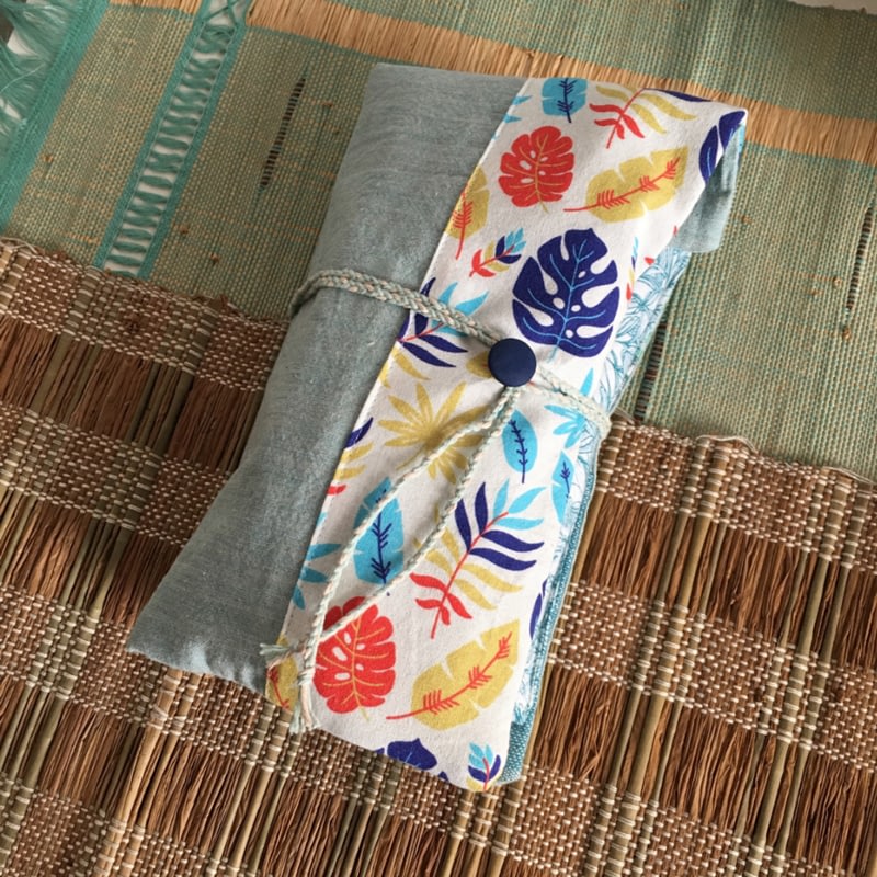 Trousse pour artistes. Rouleau d'artiste artisnal. Customisable, personnalisable. Par Léna Ignace. Artist pencil case, handmade. Custom Luxe artist roll by Leegloo