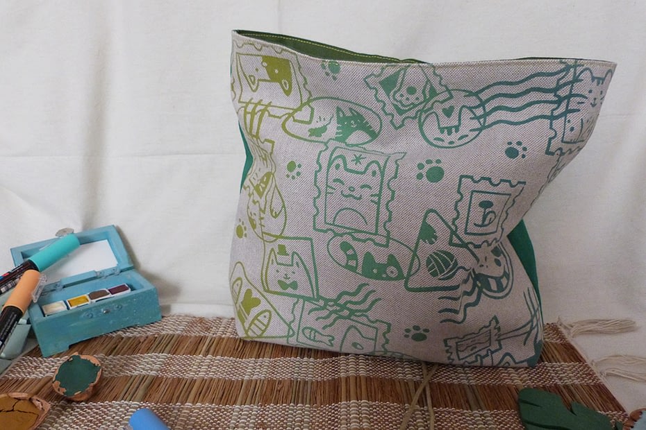 Pochette artisanale sérigraphiée à la main, motif Chats Timbrés, couleur verte. Cats Stamps silkscreened pouches, green.